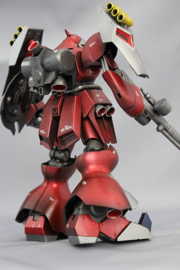 塗装本体:黒サフ→シルバー→クリアーレッド(ガイア)シルバー→黒サフ→シルバーあとはギュネイ機と同じ。※ガイア以外は全部クレオス使用。アップにすると吹付が乱れてますね・・・。