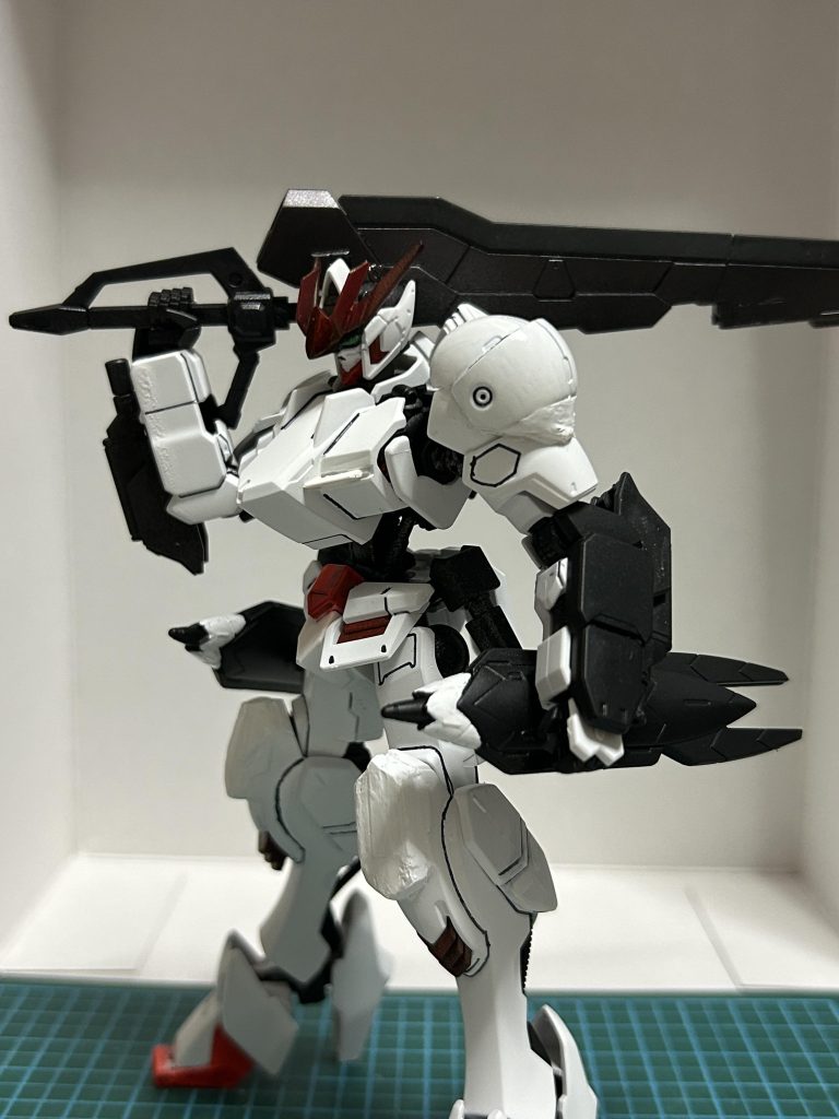 ただ肩が色々干渉したりするので付属の第4のパーツとジークルーネの肩をくっつけてパワータイプみたいにしてみました。足もそのままなのも気になったので悪魔要素を削りガンダムっぽくしてみました。