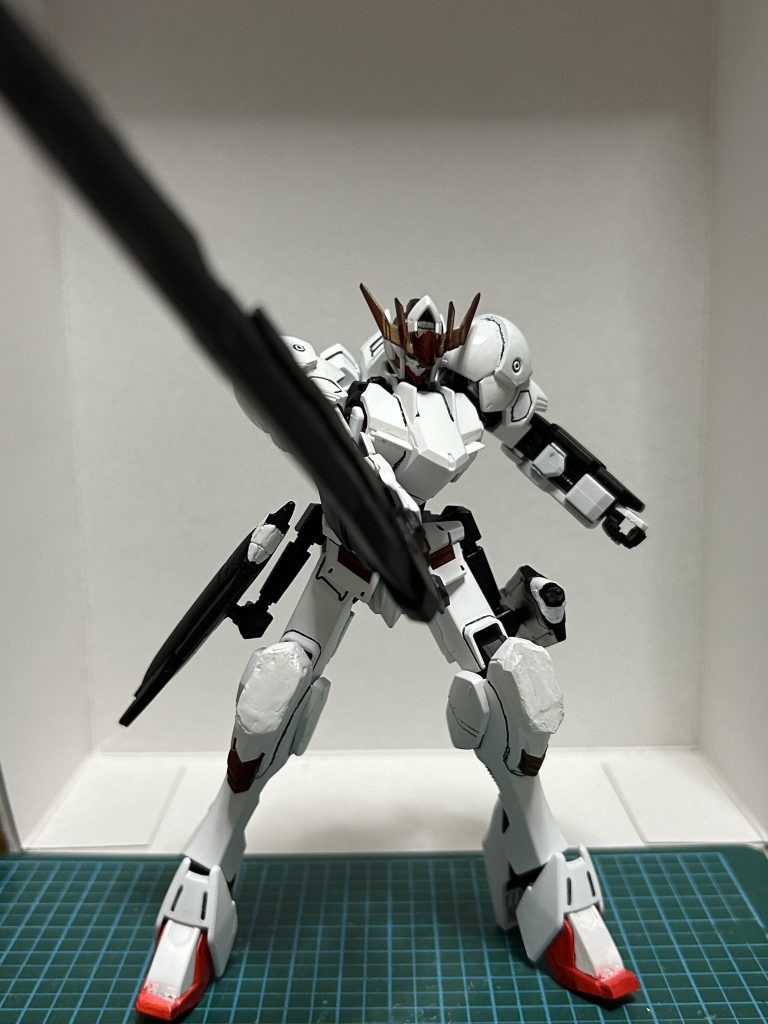 大剣はブルーフレームセカンドのを半分だけランナーとか使って持たせてみました。そのままだと両手で持つ感じがなんかバルバトス感を感じなかったので片手でも振り回せそうと半分にしています。