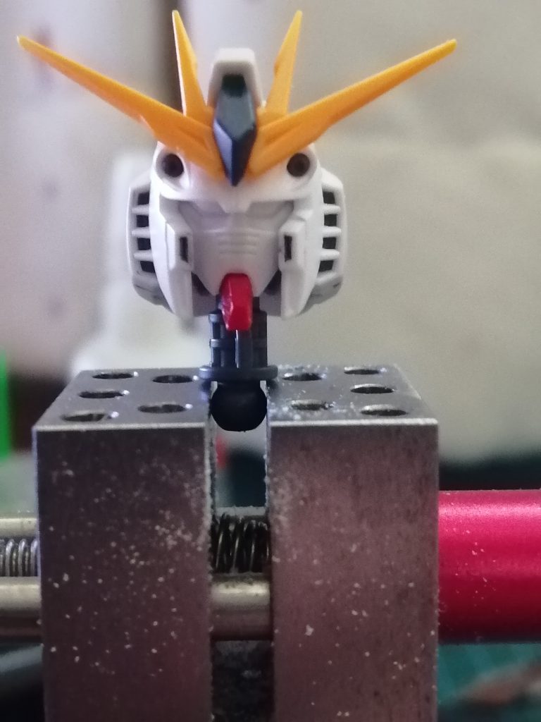 头部是将HG的零件切割再装到RG的头上