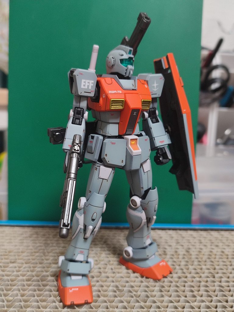 ライトグレーのみだと全体的に重い感じになったので、アクセントでホワイトを部分的に入れてみました。