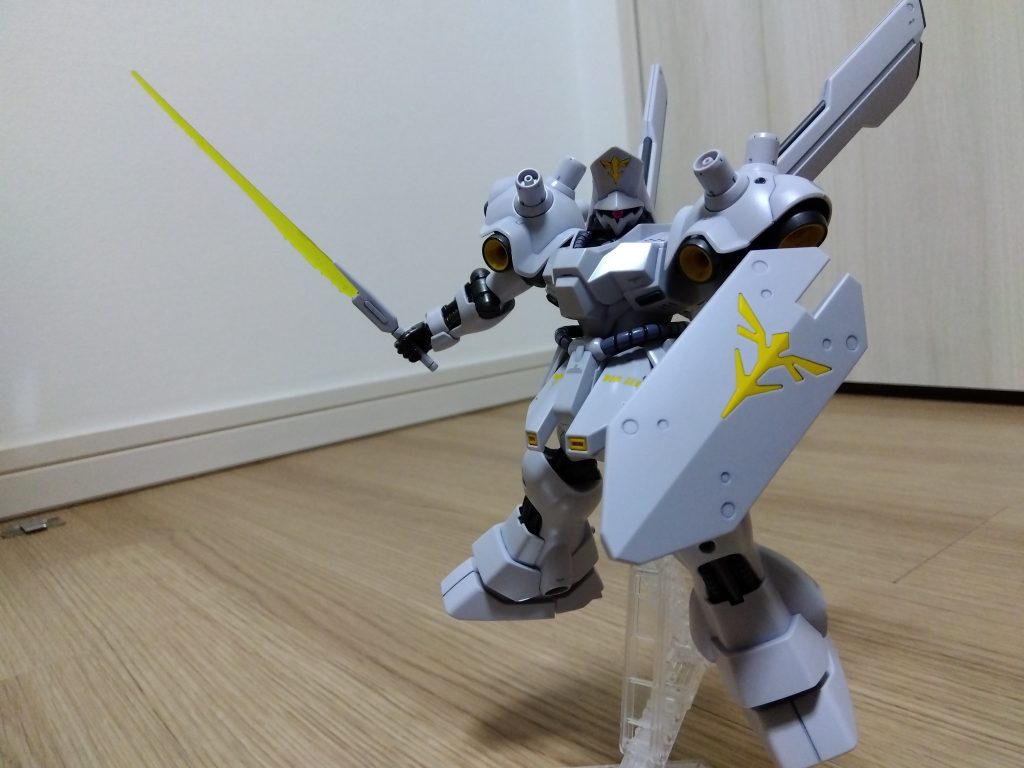 量産機とレズン機のギラ・ドーガがベースキットになっており、武器が豊富です。近接兵器はすべてそろいます。