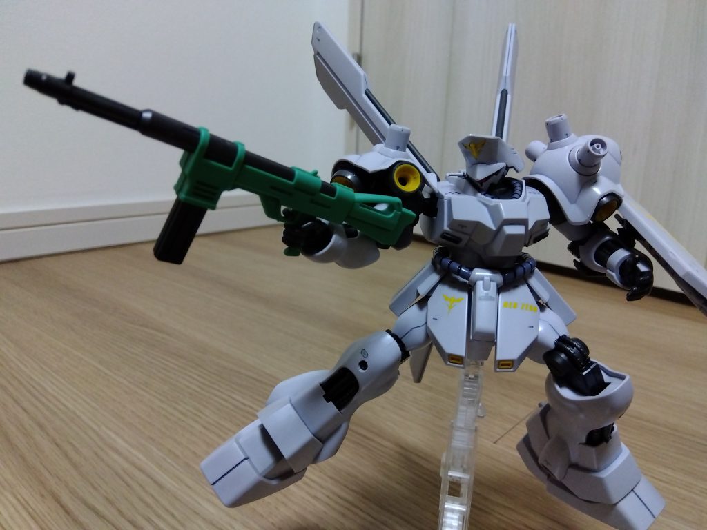 背中の大きなスラスターが目立ちます。ビームライフルも緑色が使われており、目を引きます。