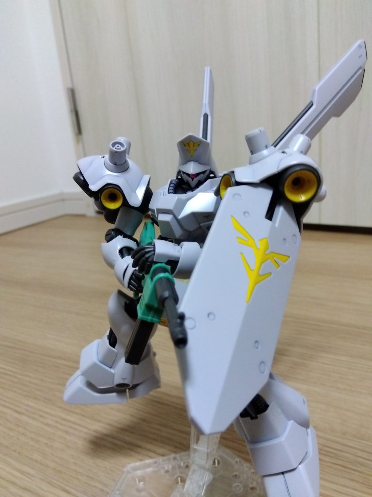 リーゼントのような頭部が特徴的です。