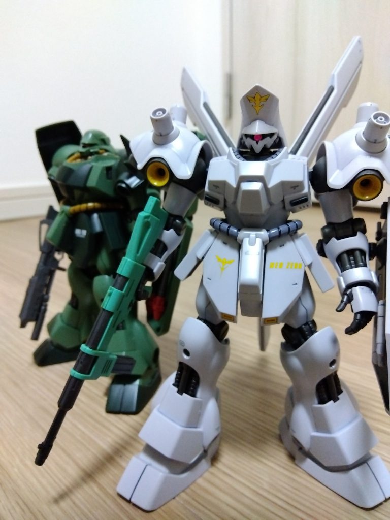 ギラ・ドーガと。腕と脚は共通になっています。