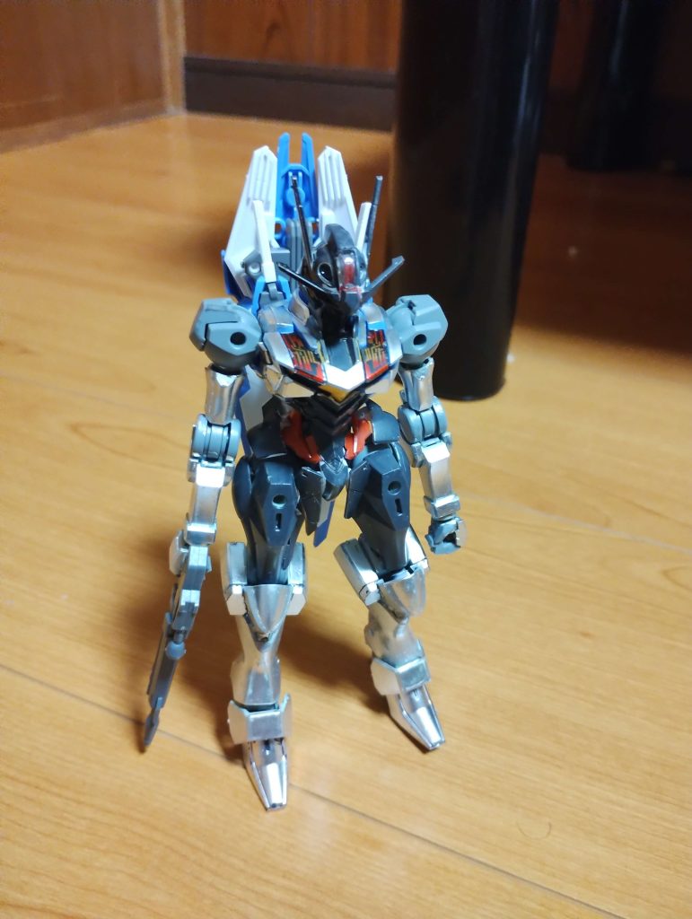 手足と色を変更しただけの頃。この段階で形は定まりましたがインパクトの弱さを感じたのでシルエット変更を図りました。