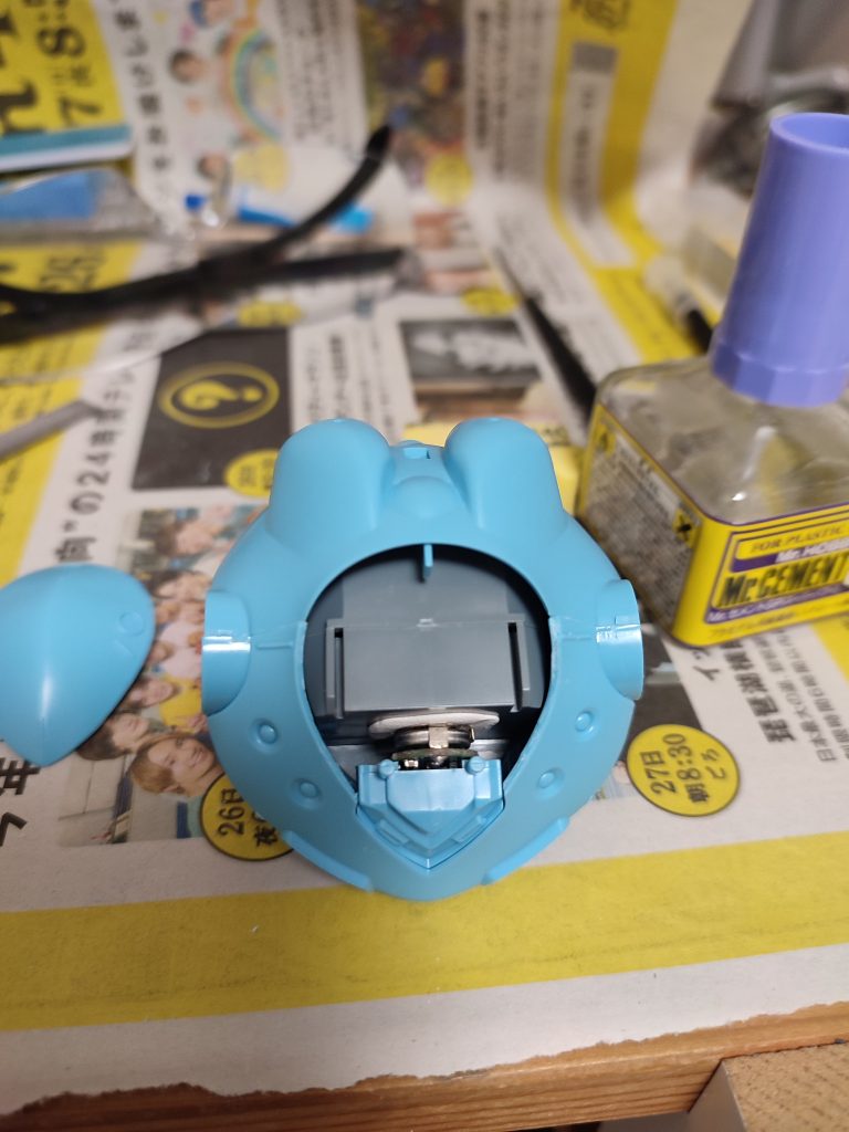 本体に組込んだ状態。意外とスペースはありませんが点灯ユニットは改造無しで取付けできました。