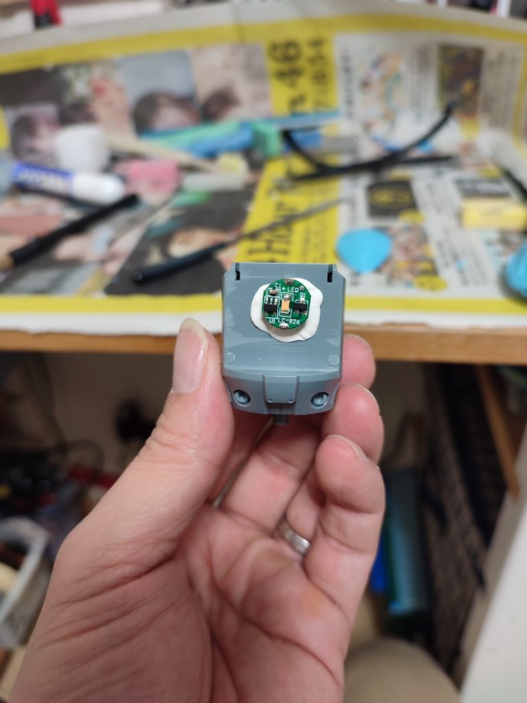 電飾部分ですが、胴体部分にユニットを取付け出来そうな為後ハメ出来るように改造しました。ユニットの固定はコクヨの「ひっつき虫」を使用しています。位置の修正や電池交換の際取り外しするのに便利ですよ。意外と粘着力もあり問題ありませんでした。