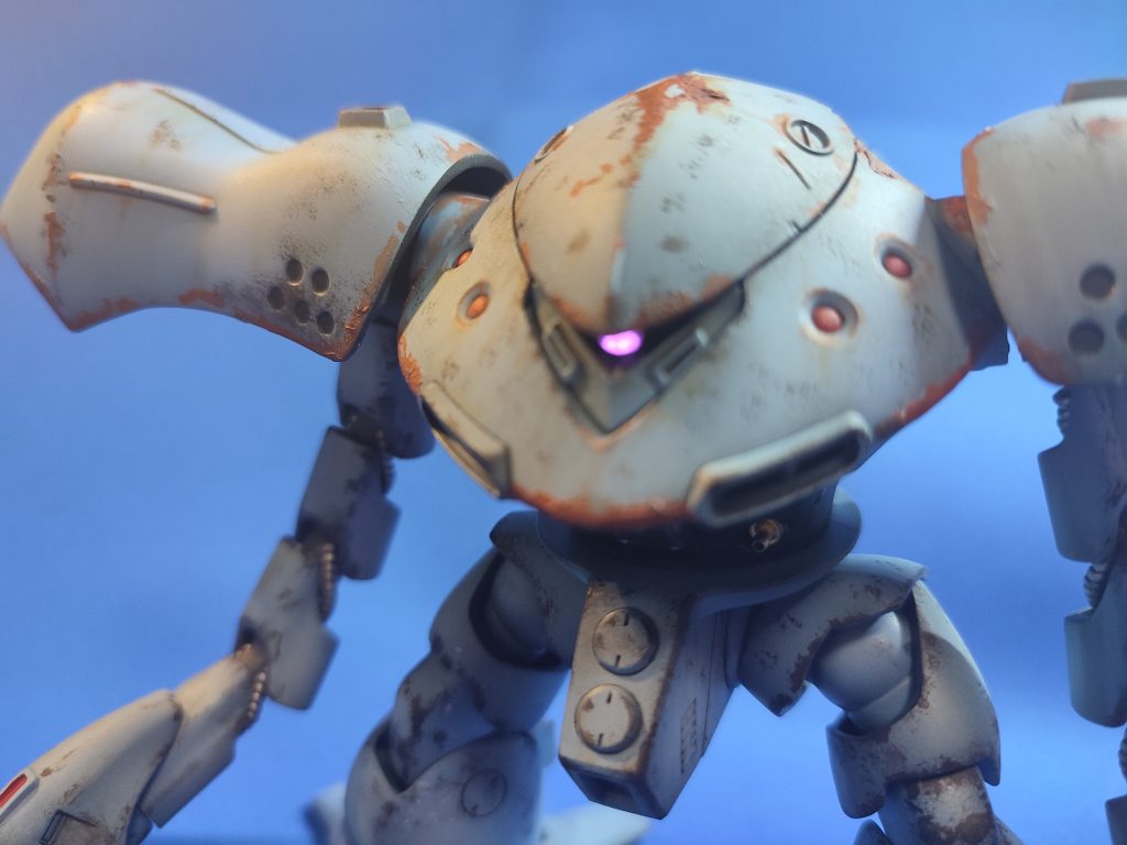 モノアイの近くに磁石を近づけるとON。もう一度近づけるとOFF。コンパクトで配線も不要なので簡単に電飾が出来てしまいます。