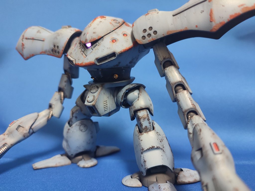 まずは塗装について。腕の関節はABSパーツの為ガイアのマルチプライマーで下地を作り、スターブライトアイアンで塗装。本体は、黒サフ↓Mr.カラー　シャロウオーシャンブルー↓Mr.カラー　機体内部色ブルー( ソビエト)↓Mr.カラー　RLM76 ｒライトブルー分かりにくいですがグラデーションになっています。