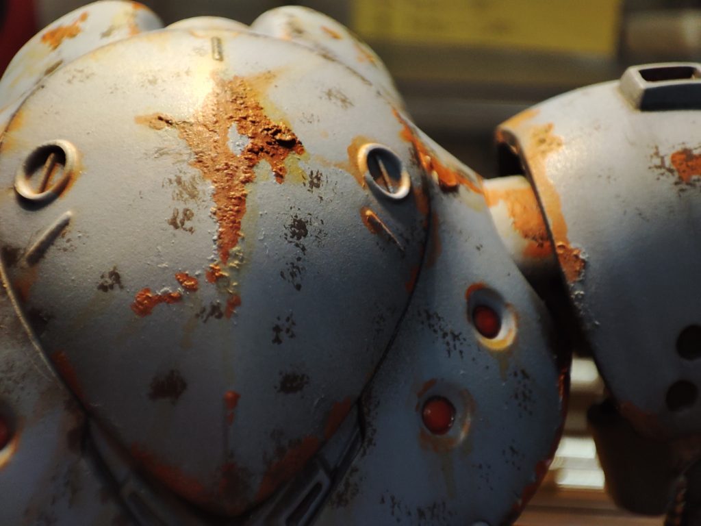 水陸両用のMSということでサビの表現を工夫してみました。タミヤのパテを少量盛付け薄く伸ばします。その上から塗装していくと塗装がサビで浮き上がったような仕上がりを目指しました。