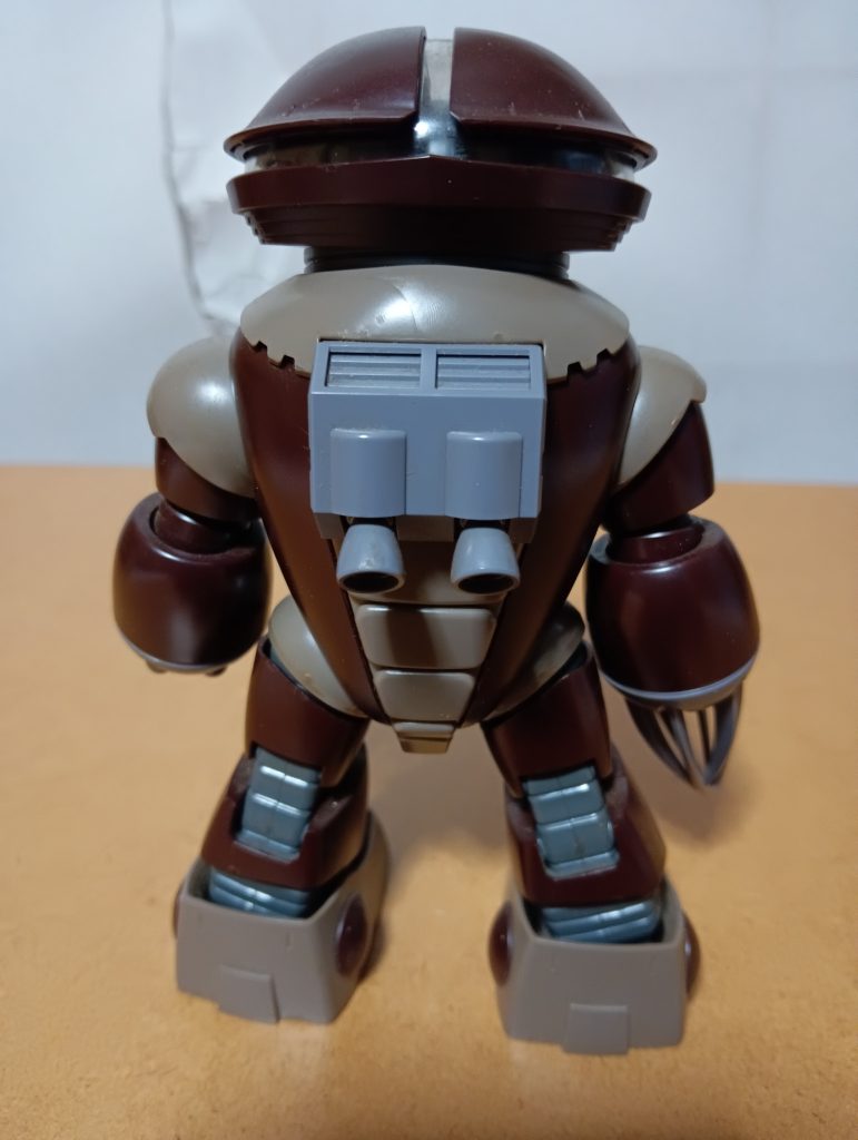 　塗装前の状態です。　ちなみにこのアッガイ、今から15年ほど前の大学生だったころに購入し、素組みで長年放置してあったモノを塗装して仕上げました。　改めて見ると、オリジナルのカラーリングもなかなかにミリタリーチックで良いですね。