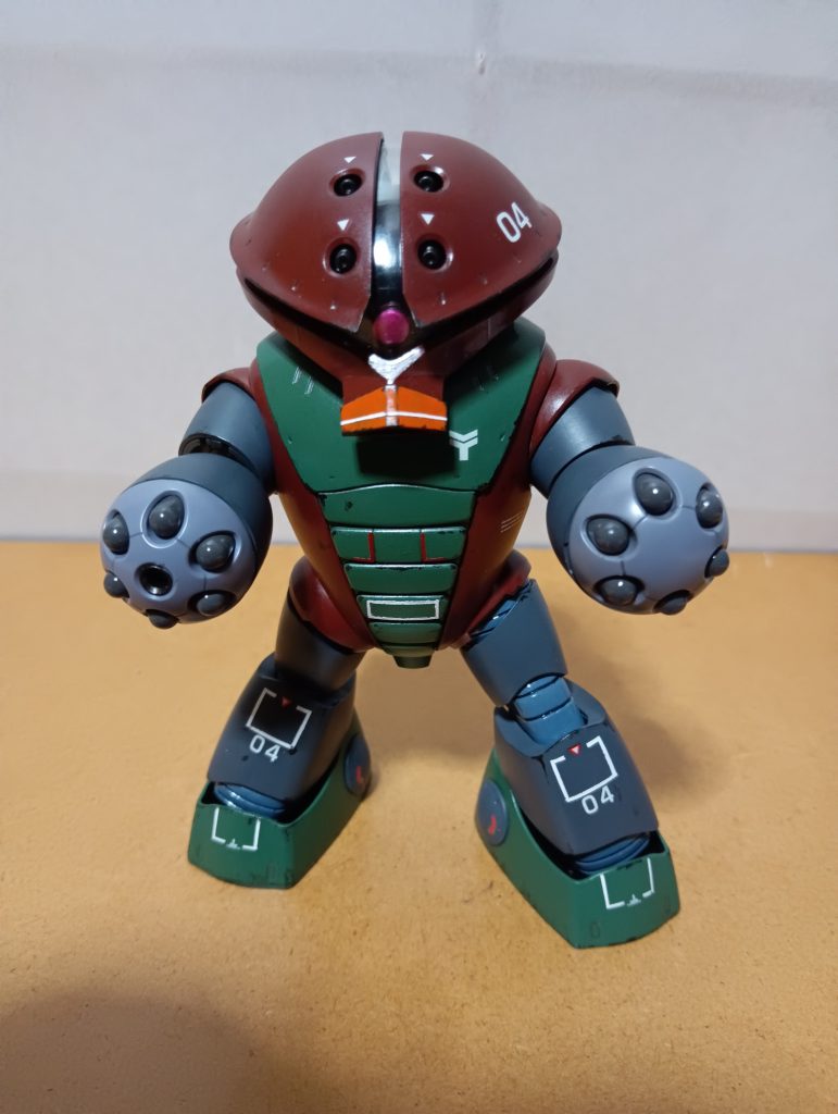 　両腕をミサイルランチャーに換装したタイプです。　どうも最近の設定では、アッガイは作戦や役割などに応じて両腕の武装をクロー、ミサイルランチャー、ロケットランチャー、メガ粒子砲などから選択して換装できるようになっているようですね。　確かに、ファーストガンダムに登場するアッガイも両腕からミサイルを発射している機体やクローで６１式戦車などを攻撃している機体がいましたね。　ちなみに、ミサイルの弾頭はフィールドグレーで塗装してあります。