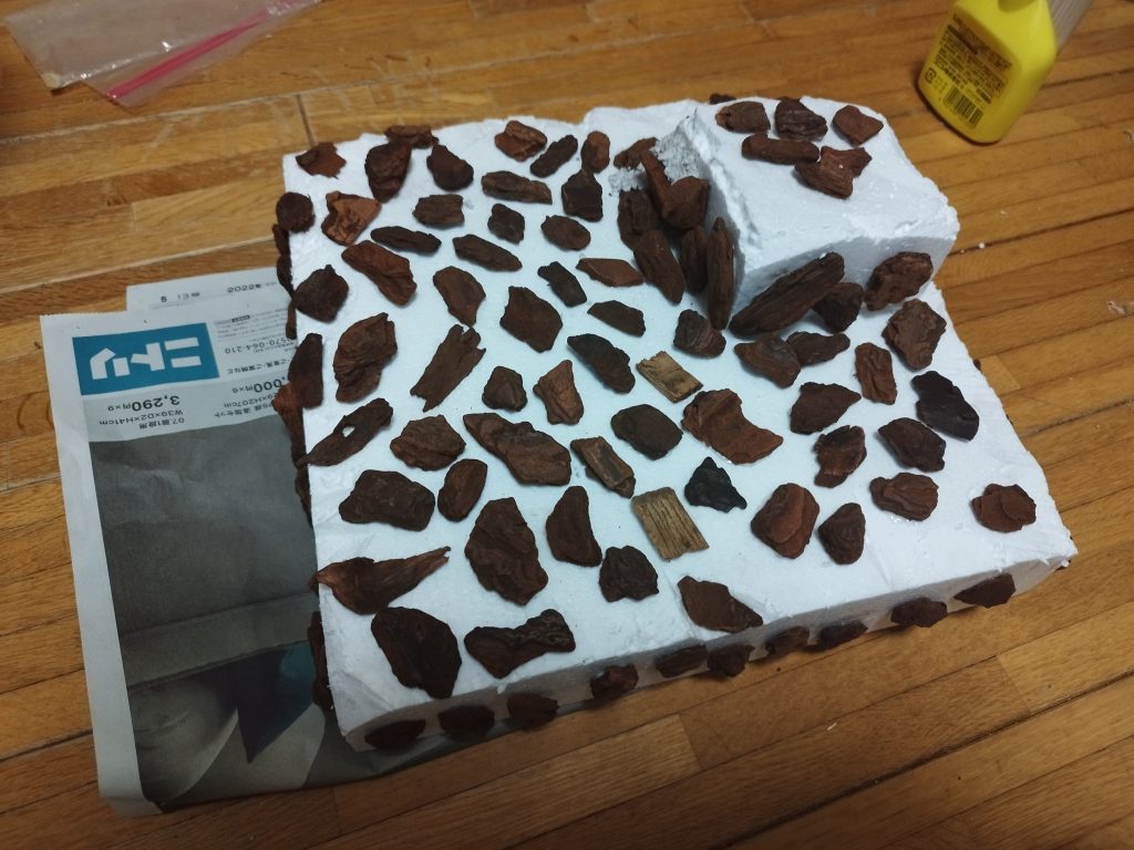 ジオラマの製作過程について説明いたします♪まずコーナンなどにある発泡スチロールで土台を作り、それに100均などにあるバークチップをボンドで貼り付けます♪このバークチップは岩の表現に使えます。