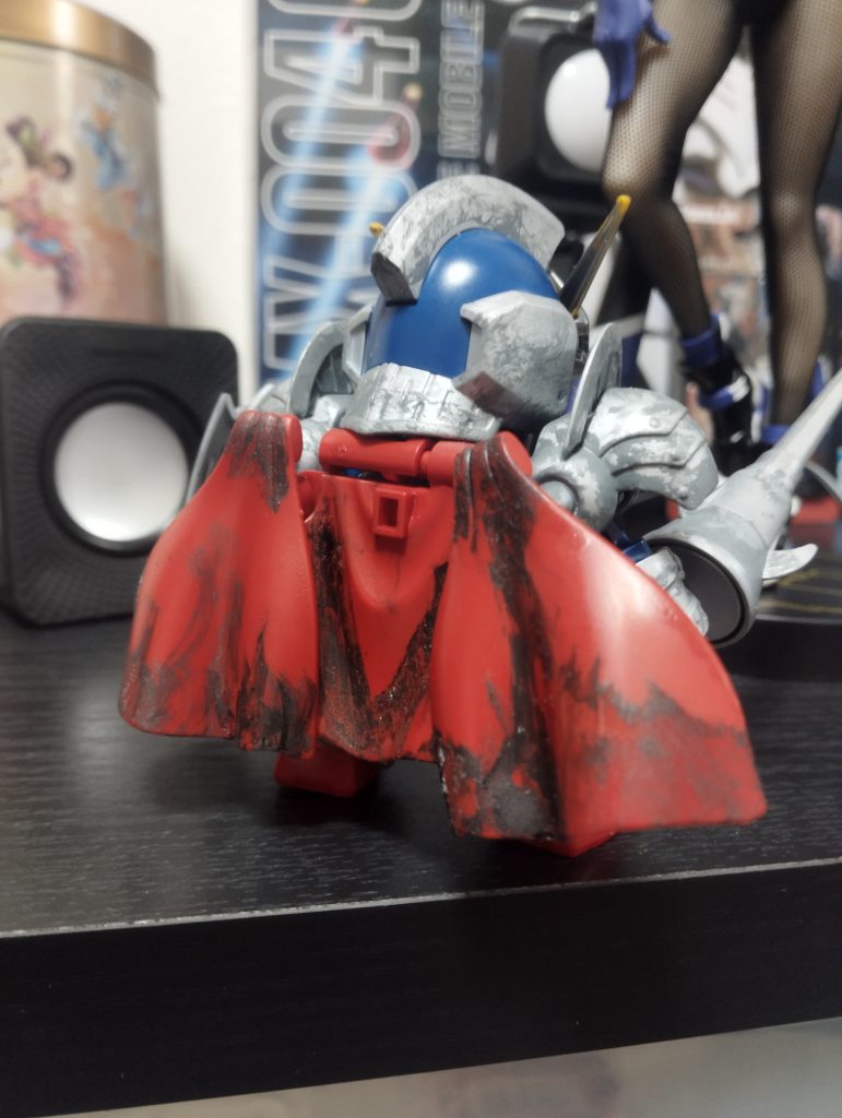 使い古されたマントっぽくしたくて汚し＆拭き取り少し雑な気がします。