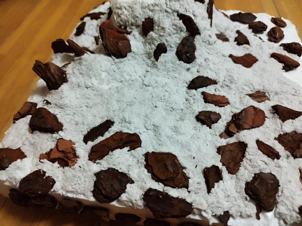 その後に隙間を紙粘土で埋めます♪しかし市販の紙粘土は滑らかすぎるので紙粘土を自作しました♪　　　　　　　　　　　　　　この紙粘土は水に濡らして絞った紙粘土とボンド、水を混ぜてつくりました。