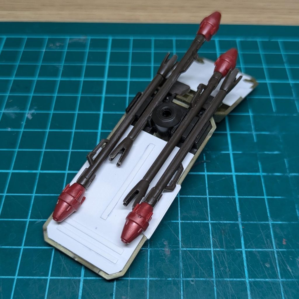 盾をプラ板で裏打ち