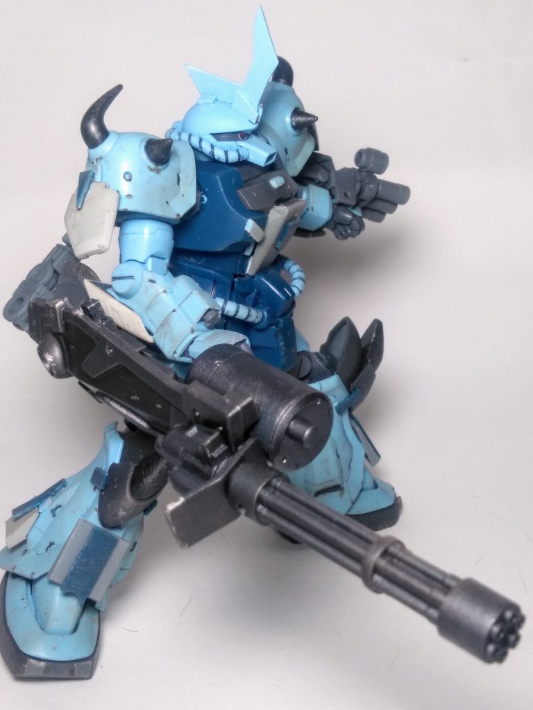 コチラも定番である「ガトリング・シールド」 👏👏👏常々腕部に装着は邪魔だなぁ 😖💦💦と 考えておりました 😋なのでアームを介して背中に装備です 😚コレで左右ドチラでも装備が可能に 😘