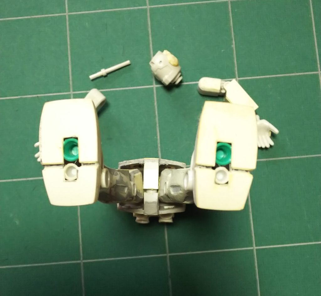 当時のガンプラの足裏なんて、すってんてんが当たり前でしたので、そこにバーニアを仕込もうと、自分の力量も考えず、果敢にチャレンジしてた自分をほめてあげたい！大人になるにつれて無くしていったものだなぁ～この精神(しみじみ😢)