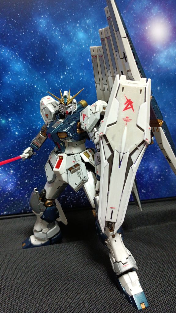 サーベルの持ち手とエフェクトパーツを紛失したと思ってたら、処分するランナー整理してた時に見つかりましたたぶんサーベル持たせてのポージングは初めてですが、これでも自立するとかBANDAIのプラモデルは化け物か…