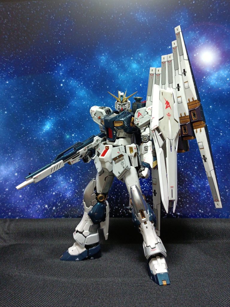 頭部アンテナなど成形色がイエロー(?)の所をゴールドにしてたのが経年劣化で剥げてきてたので、マーカー使ってリタッチしました(判りにくい…)あと、スミ入れがはみ出した所が残ってたのできれいにしました✨(当時の自分はウェザリングで誤魔化したつもりでしょう…)