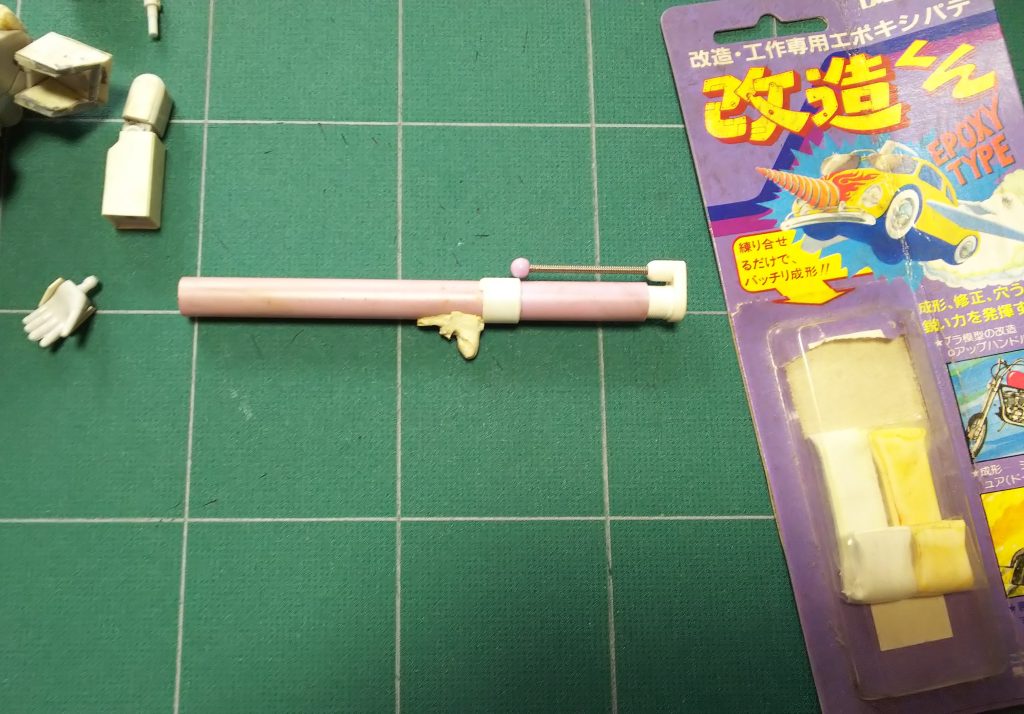 この頃は武器セットなんて気の利いたもん売ってませんでしたので、よさげなボールペンを見つけて外側使って、たぶんバズーカを作ろうとしたんだと思います。その当時よく使っていた「改造くん」も出てきまして、持ち手の部分として、かわいくパテ盛っただけで終わってます。なんか楽しんでんなぁー、僕。 あと書籍？類も残ってました。
