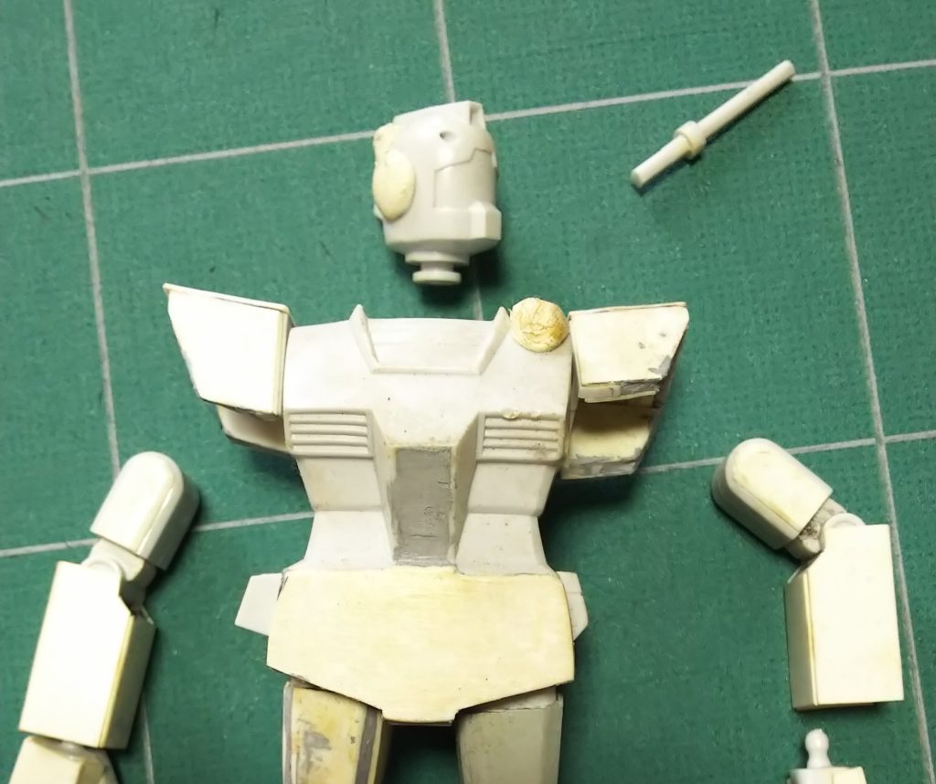 持ち帰って色々調べたんですが、このキット、右側腰部分の特徴から、胴体は初期MSV 1/144 RX-78-1 プロトタイプガンダムではなかろうかと、デカールも残ってたし。で頭部なんですが…、ジムだとは思うんですが…、旧キットの画像と比較しても合致する形は見つけられず…今のところさっぱりです。何かのオマケかなー？ あと、こんなものも…