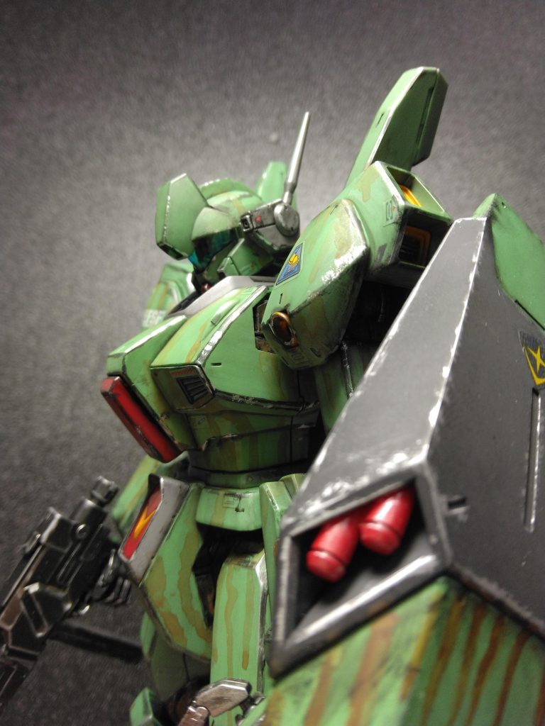 外装はタミヤカラーを調色しました。暗緑、ライトグリーン、レッドブラウン、フラットブルーたてはつや消しの黒とティターンズブルーを調色しました。