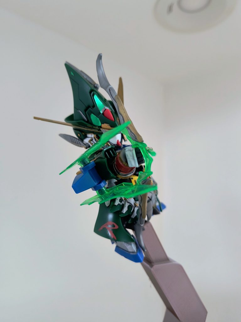 空中でのけぞりながら矢を射るイメージ。スタンドは３Dプリンターで自作してます。