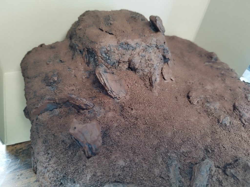 その後にジオラマ用の砂を2種ほどまいて、塗装をして完成です♪初めてのジオラマ製作だけど思いの外上手く作れたと思います。　　　　　　　　　　　　最終決戦のダインスレイヴを撃たれたあとなので荒々しくなった大地にできましたね