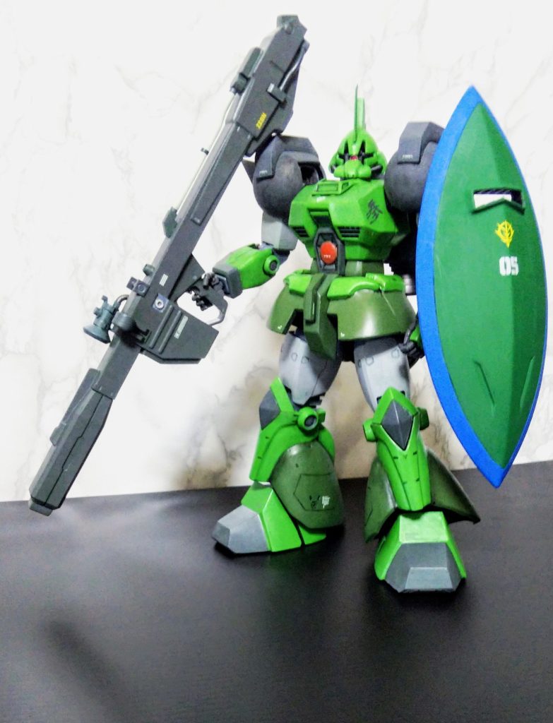 武器にはビームバズーカ砲をチョイスしてみました。肩の接触面にネオジム磁石を肩、ビームバズーカ側両方に仕込んでいます。