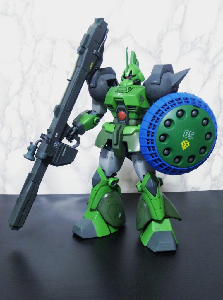 ギャンのシールドに換装も出来ます。これだけで随分と印象が変わりますね。