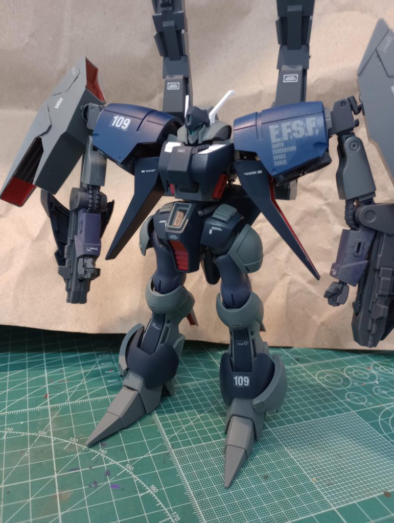 本当はスタンドに取り付けて飛行状態で飾りたいところ。