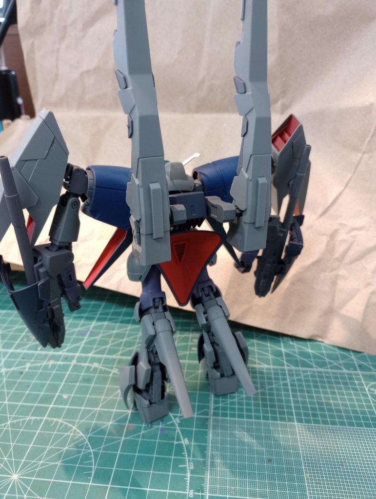 後ろ姿。ビーム・キャノンは入りきれません。付属のパーツでギャプランのブースターを装備することもできます。