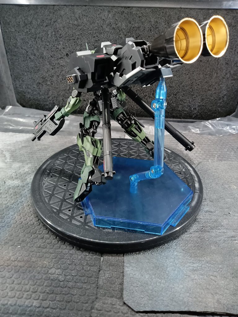 ブースターユニットは小型化したクタン三型をイメージしました