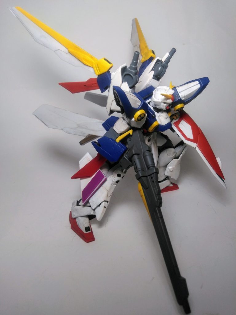 さて!『 ウイング ガンダム 』と云えばこのバスター ライフルですよね 🧐劇中でも凄まじい破壊力にWAK WAKしながら視聴してました 😆🎶🎶でも 内心は 「カッコいいけど装弾数が少なく😟 取り回しシヅラソウ😨 効率悪いなぁ 🤨💨」なんて…モヤモヤしてました 😝