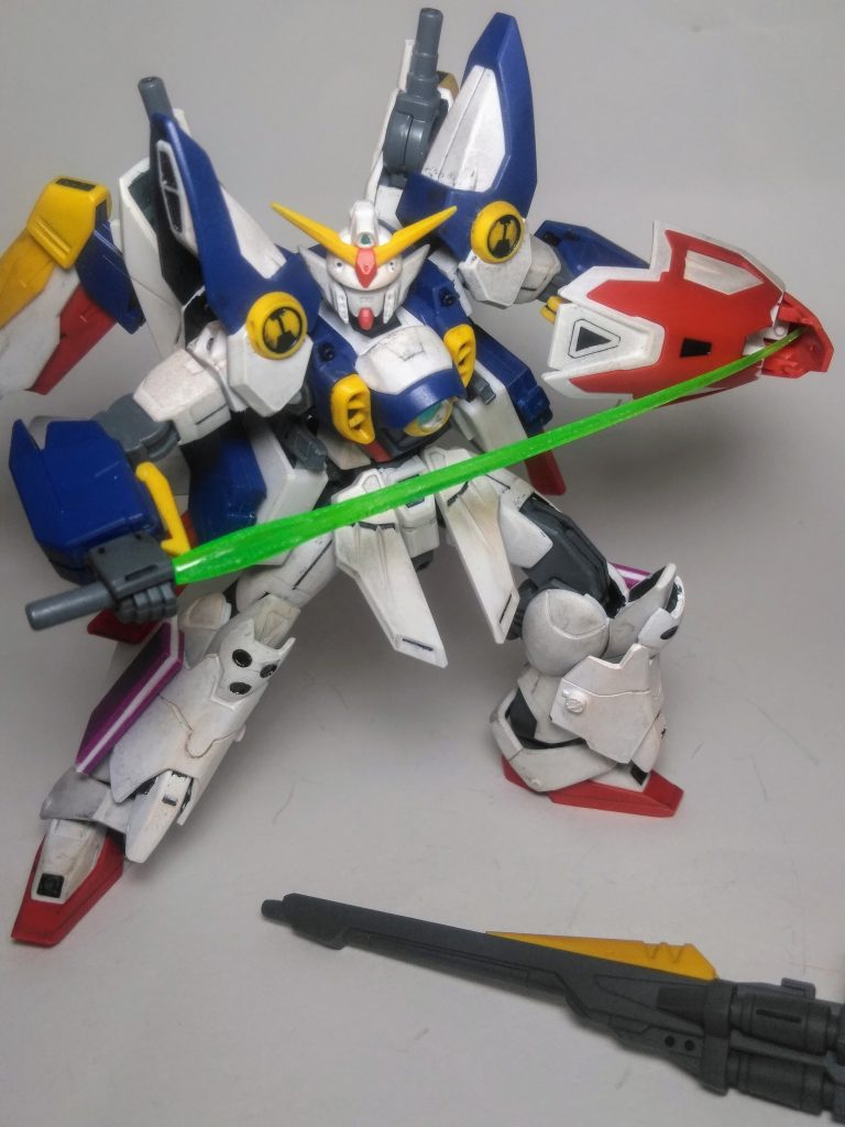 ハイ!何時も通りにサーベル抜刀❗😁ところで、サーベルはシールドのコノ箇所から引き抜くって知ってました❓🤔内側なら判るけどシールドの真ん中を折って外側に内蔵・・・😟使い勝手が悪そうだ 😖⤵️⤵️