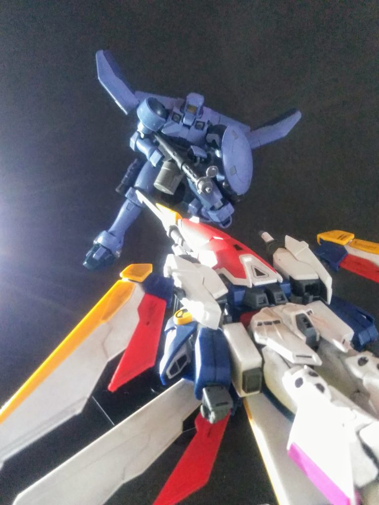 劇中では移動手段としての変形が殆ど(他に合ったかな?)でしたよね 😨『 OZ 側』にも空戦対応の装備や MS が居るのだから一度位は空中戦を観たかったモノです😭💦💦尤もイケメンキャラによる女子層獲得が作品の命題だった様だから MS の扱いがゾンザイなのは仕方ないですかね 😟💨⤵️⤵️