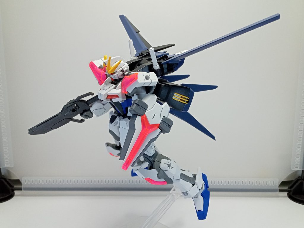 オプションパーツのエールストライカーを装着赤の部分をティターンズブルーに塗装しました