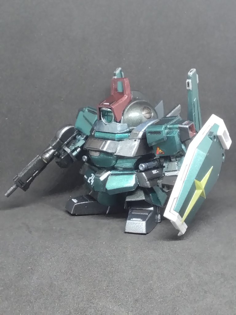 オプション装備でガンダムシールドを用意。クロスシルエットの物を使っています。