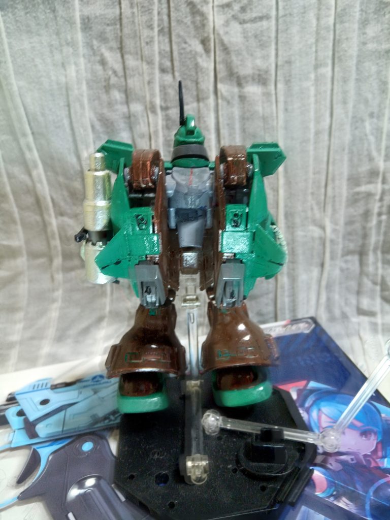 背中は完全に別人