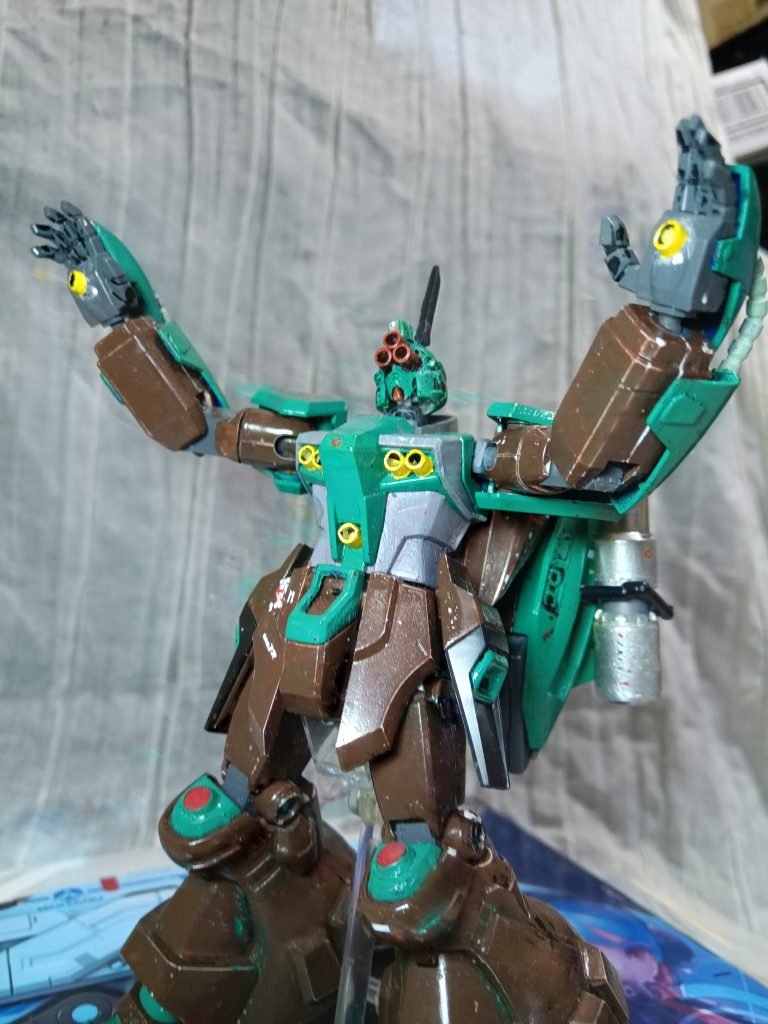 操縦に依存したデスティニーの機体特性を大幅にデチューン、代わりに拡散ビームの増設により火力を上げてドム系のホバー機能を採用