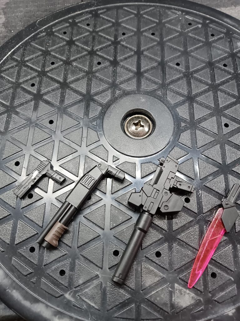 各種武装です左から ハンドガン ショットガンビームガン ビームダガーと全て近接特化の軽兵装となりますギリギリまで運動性能をあげているので武装と装甲が犠牲となる結果となりました焼夷グレとかも搭載したかった🤔