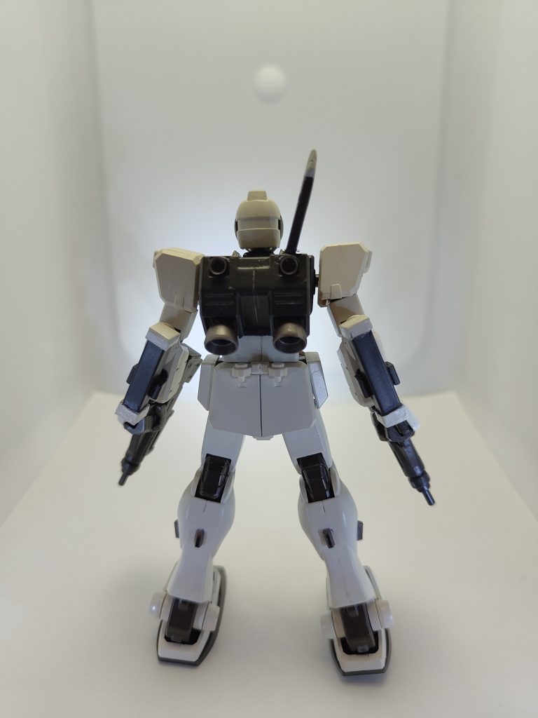 後ろ姿HGジム・カスタムのバックパックを拝借し、追加のバーニアとかランナーででっち上げた追加アンテナとかつけてみました。 