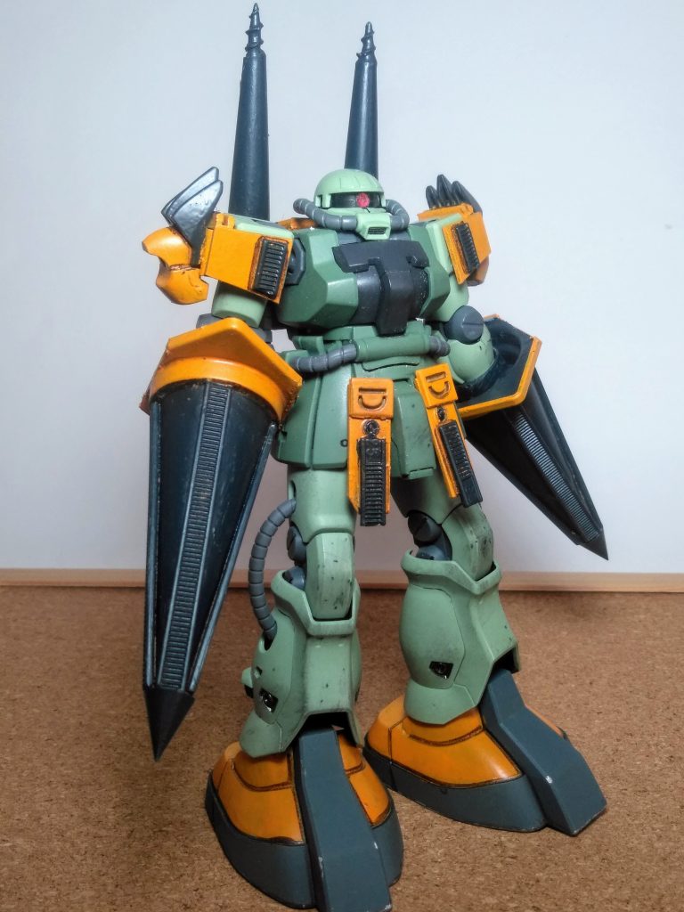 しかし！ソンナ傑作キットも普通に投稿したのではツマラナイ 😩💨なので蛇足作業🐍👣を実行です 😘🎶🎶〔アッグ システム運用試験機〕と相成ります 😤💨『アッグ』と イエばドリルを無視する事は出来ません 🤔100均のカラーコーンから転用です 🤣🤣🤣肩には掘削用のクローをアシラって置きました  😆✌️肩&フロントアーマーのタイロックは掘削土を掘り避けるベルトコンベヤとして観て貰えると助かります 🙏