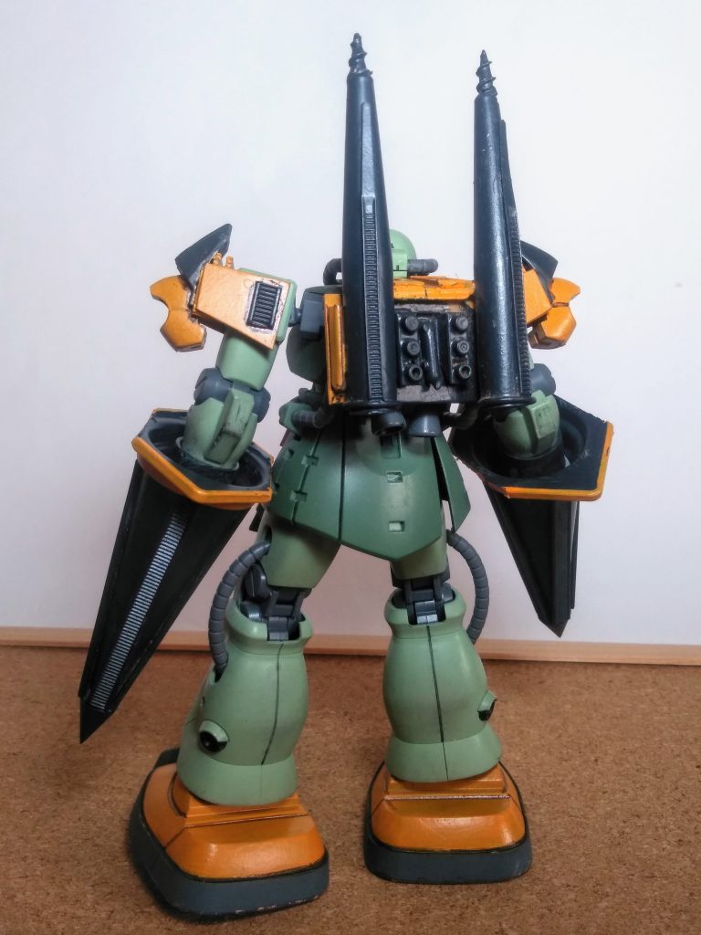 アッグの脚部はホバークラフトで構成されてイルるのが常識 ☺️しかし歩く🚶事がMSの前提だからドムのアンヨをクっ付けましょう  😁🎶🎶背中にもドリル × 2 機で作業効率の向上を謀ります😃⤴️⤴️ このドリルはペンシルキャップにビスをネジ込みました 👍