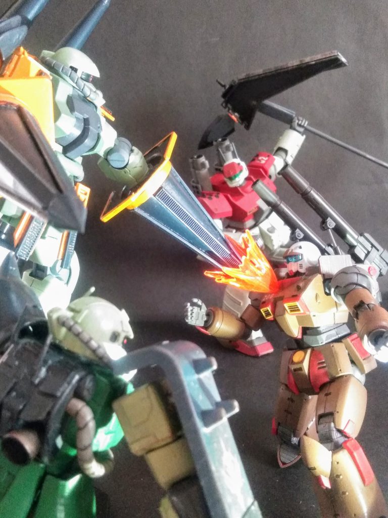 なんて！上記で書いておいてヤッてるシっ❗😅『ザク Ⅱ F2』が好きな方は多々イラッシャルと存じます 😍💖｢UP主｣も当然その一人 😌　そして異形中の異形で在る『アッグ』もその範疇 😍💓💓この様にヨク動いてクレるこの子はマサにポージングの化身❗❗ 😤👍思いのままにブンドド出来ます 😍💓💓あぁ😁 達成感有り🈵😆❗❗おっと！この〔アッグ システム〕何時も通りに脱着可能ですよ✨😁✨(観りゃ判るか)