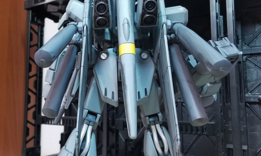 リアアーマーや足関節のパイプ、ビームキャノンのパイプをシャインシルバーで部分塗装。バックパックの黄色のラインは塗料が乗らずシールで妥協。