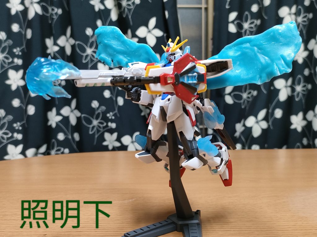 最後に普通に蛍光灯下での機体本来の姿です。蓄光おゆプラの他に100均で売ってる青い炎のエフェクトで再現してます。