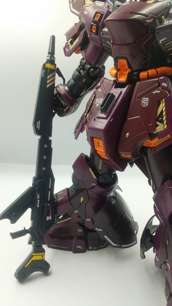 肩や腰部、脚などに、自作のディテールアップパーツを追加しました。